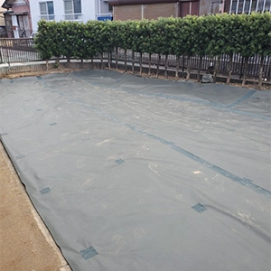 解体・防草シート施工（施工中）